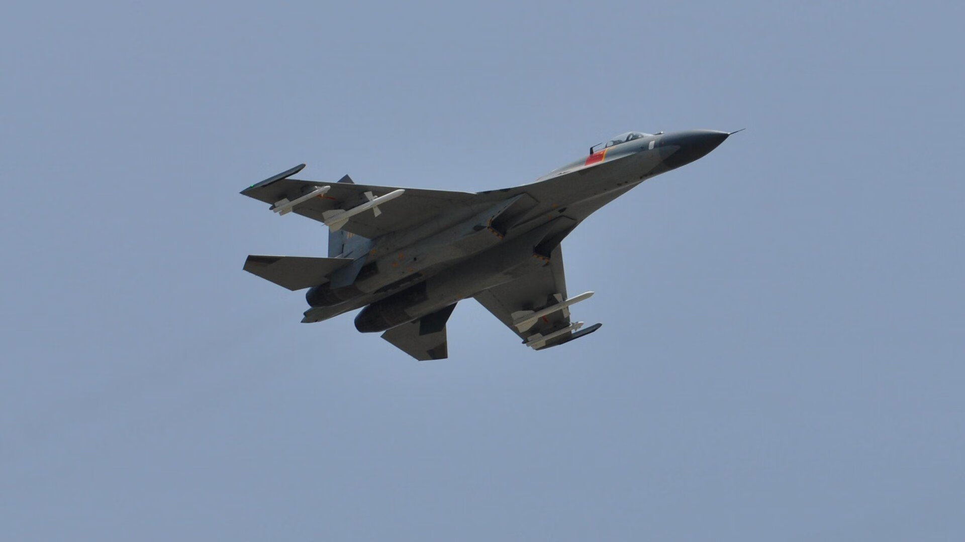 绿茵与硬木，双战线的窒息攻防